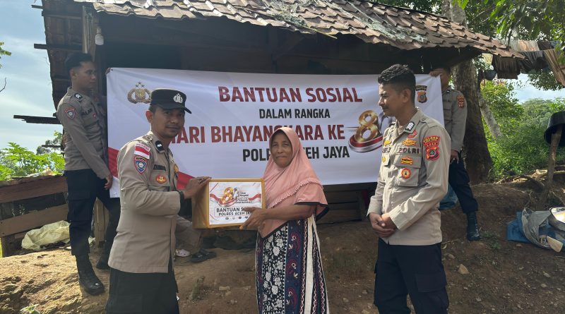 Polres Aceh Jaya Salurkan Bantuan Sosial kepada Warga Kurang Mampu dalam Rangka Hari Bhayangkara ke-80