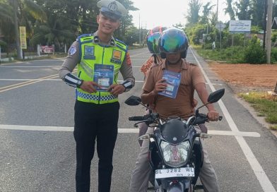 Satlantas Polres Aceh Jaya Bagikan Brosur Keselamatan Berlalu Lintas untuk Tingkatkan Kesadaran Masyarakat