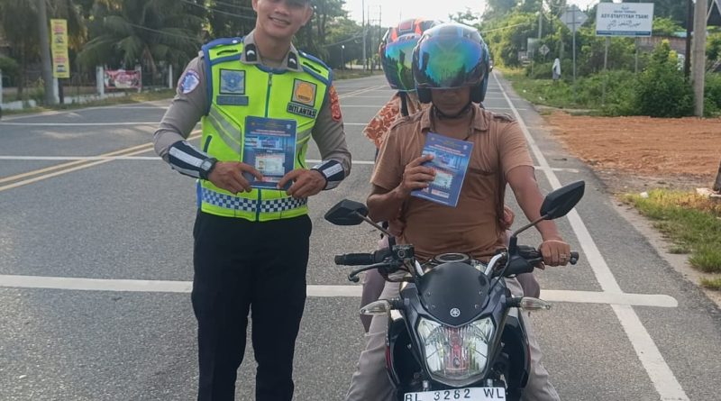 Satlantas Polres Aceh Jaya Bagikan Brosur Keselamatan Berlalu Lintas untuk Tingkatkan Kesadaran Masyarakat