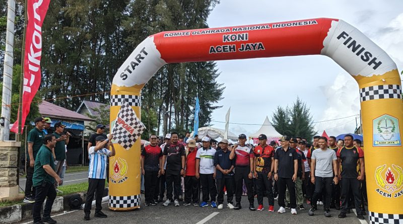 Pererat Kebersamaan dan Semangat Sportivitas, Kapolres Aceh Jaya Bersama Forkopimda dan Masyarakat Ikut Meriahkan Jalan Santai dan Nobar Piala Dunia 2026 di Aceh Jaya.