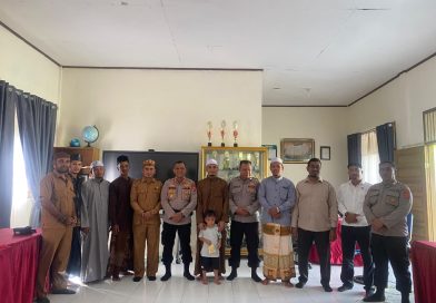 Saweu Pesantren, Kapolsek Setia Bakti Pimpin Upacara dan Beri Pesan Kamtibmas kepada Santri