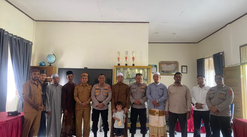 Saweu Pesantren, Kapolsek Setia Bakti Pimpin Upacara dan Beri Pesan Kamtibmas kepada Santri